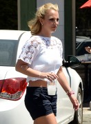 Бритни Спирс (Britney Spears) Has lunch at Wildflour Bakery & Cafe in Thousand Oaks, 22.08.2014 - 33xHQ Cb331a356856867