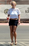 Бритни Спирс (Britney Spears) Has lunch at Wildflour Bakery & Cafe in Thousand Oaks, 22.08.2014 - 33xHQ Cd39a1356856884