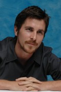 Кристиан Бэйл (Christian Bale) 'Batman Begins' Press Conference (2005) 3355b2356890417