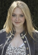 Дакота Фаннинг (Dakota Fanning) "The Runaways" press conference (Luxe hotel, Sunset Boulevard in Los Angeles, 2010-03-11) 21bf37357067001