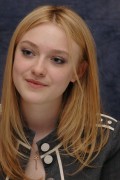 Дакота Фаннинг (Dakota Fanning) "The Runaways" press conference (Luxe hotel, Sunset Boulevard in Los Angeles, 2010-03-11) 941d4a357066906