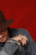 Джонни Депп (Johnny Depp) пресс-конференция к фильму "Sweeney Todd", Лондон, 27.11.07 (25xHQ) Ae9e17359774962