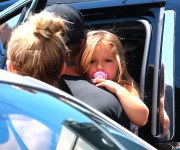 Виктория и Дэвид Бекхэм (David, Victoria Beckham) take daughter Harper to SoulCycle in Brentwood, 23.08.2014 (21xHQ) 2b625c363216430