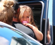 Виктория и Дэвид Бекхэм (David, Victoria Beckham) take daughter Harper to SoulCycle in Brentwood, 23.08.2014 (21xHQ) 896da3363216319