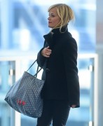 Риз Уизерспун (Reese Witherspoon) Departs out of JFK airport in NY,29.10.2014 (21xHQ) 271090364179868