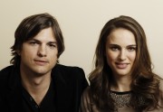 Натали Портман и Эштон Кутчер (Natalie Portman, Ashton Kutcher) фотограф Matt Sayles (2011-01-07) (8xHQ) C4aba0366243492