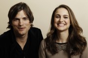 Натали Портман и Эштон Кутчер (Natalie Portman, Ashton Kutcher) фотограф Matt Sayles (2011-01-07) (8xHQ) C578d8366243480