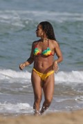 Джада Пинкетт Смит (Jada Pinkett Smith) Wearing a Bikini in Hawaii, 02.01.2015 (26xHQ) 37c93e379797275