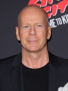 Брюс Уиллис (Bruce Willis) Sin City A Dame to Kill For Premiere, TCL Chinese Theater, 2014 - 70xHQ C71cee381274500