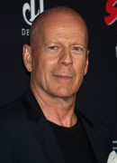 Брюс Уиллис (Bruce Willis) Sin City A Dame to Kill For Premiere, TCL Chinese Theater, 2014 - 70xHQ E93f84381274753