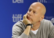 Брюс Уиллис (Bruce Willis) Looper Press Conference during the 2012 Toronto International Film Festival in Toronto,06.09.2012 - 41xHQ Cc1b4a381288293