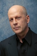 Брюс Уиллис (Bruce Willis)  Live Free or Die Hard press conference (Los Angeles, June 1, 2007) 8fe453381916584