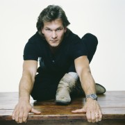 Патрик Суэйзи (Patrick Swayze) poses in front of the Stars and Stripes, October 1992 7xHQ 0a8981382386961