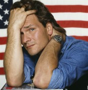 Патрик Суэйзи (Patrick Swayze) poses in front of the Stars and Stripes, October 1992 7xHQ 72a62b382386907