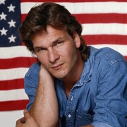 Патрик Суэйзи (Patrick Swayze) poses in front of the Stars and Stripes, October 1992 7xHQ F08dfa382386858