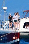 Тейлор Свифт (Taylor Swift) on a boat, Maui, Hawaii, 2015.1.24 (57xHQ) Befac2386397696