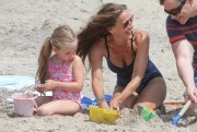 Сара Джессика Паркер (Sarah Jessica Parker) on the beach in Montauk, 17.08.2014 (29xHQ) 097168387413321