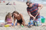Сара Джессика Паркер (Sarah Jessica Parker) on the beach in Montauk, 17.08.2014 (29xHQ) 6f23ce387413251