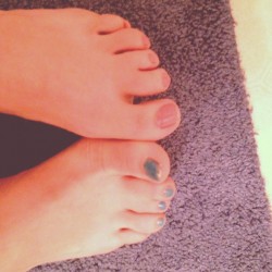 partially webbed toes