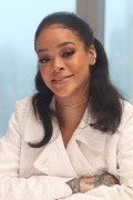 Рианна (Rihanna) Home Press Conference, Mandarin Oriental Hotel, New York City, 3.14.2015 (53xHQ) (4xHQ) 8e5e2f398648177
