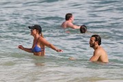 Бритни Спирс (Britney Spears) Wearing a Bikini in Hawaii, 26.03.15 (93xHQ) 524e9c400432430