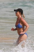 Бритни Спирс (Britney Spears) Wearing a Bikini in Hawaii, 26.03.15 (93xHQ) 53354f400432471