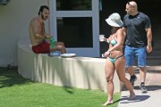 Бритни Спирс (Britney Spears) Wearing a Bikini in Hawaii, 26.03.15 (93xHQ) 76cb0a400432676