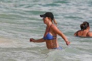 Бритни Спирс (Britney Spears) Wearing a Bikini in Hawaii, 26.03.15 (93xHQ) 76f99d400432577