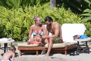 Бритни Спирс (Britney Spears) Wearing a Bikini in Hawaii, 26.03.15 (93xHQ) 8e9951400432881