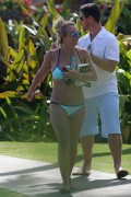 Бритни Спирс (Britney Spears) Wearing a Bikini in Hawaii, 26.03.15 (93xHQ) 93860d400432698