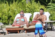 Бритни Спирс (Britney Spears) Wearing a Bikini in Hawaii, 26.03.15 (93xHQ) E36981400432835
