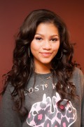 Зендая Коулман (Zendaya Coleman) 2012-10-27 posing with her new cell phone at a house in Los Angeles (14xHQ) 85a356401276895